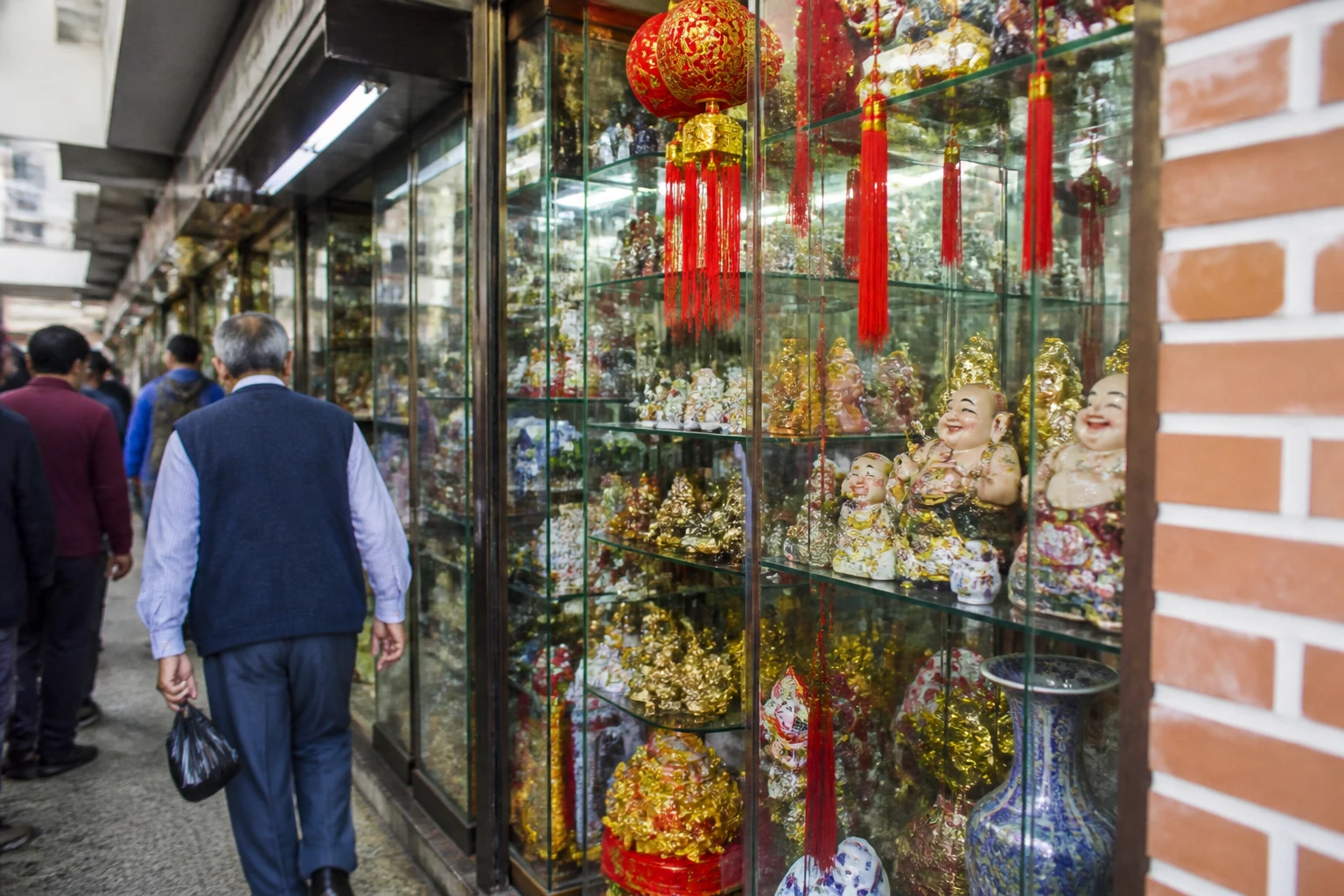 Chinese-tradition ornaments displayed in a Barrio Chino gallery