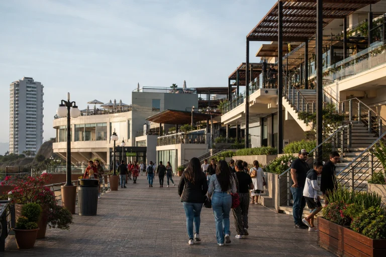 Pedestrian approach to a commercial complex in Miraflores.