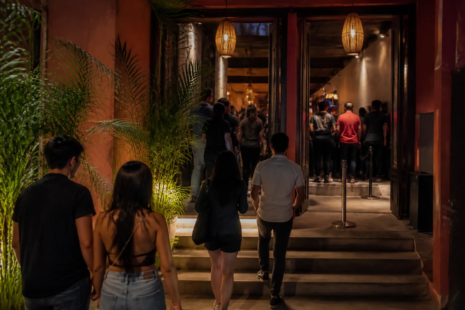 Orderly entrance to an evening music venue in Lima