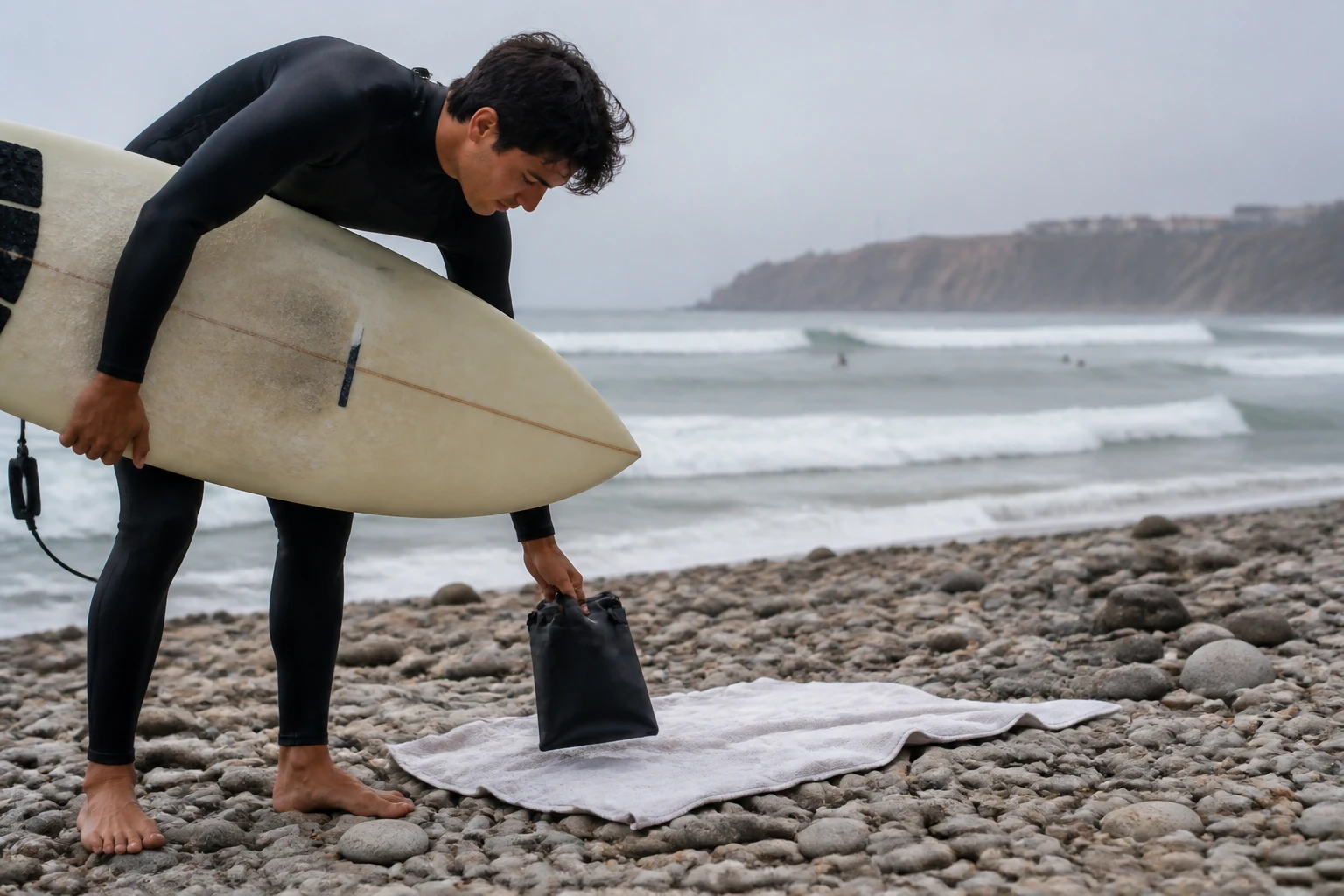 Surfer securing belongings before a Lima surf session
