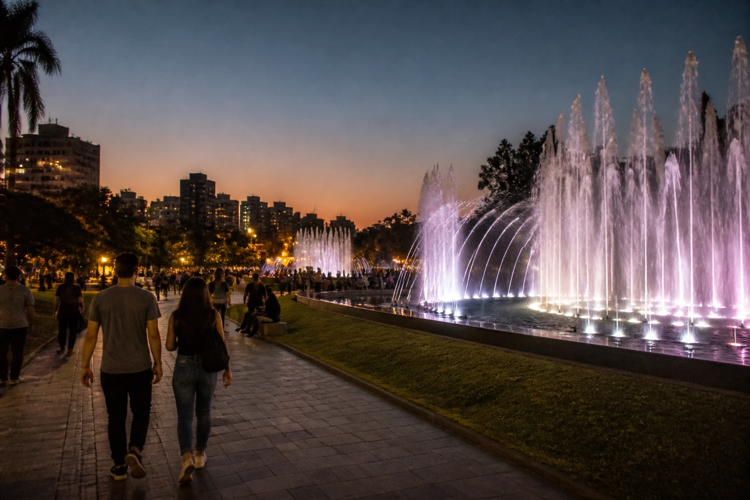Visitors arriving at Parque de la Reserva before nightfall
